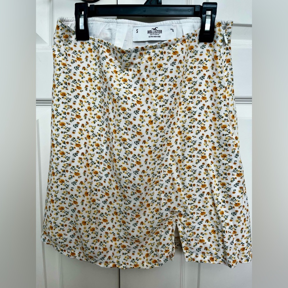 NEVER WORN Hollister summer mini skirt